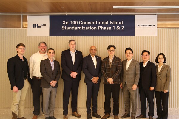 ▲양사 관계자들이 계약 체결 후 기념촬영을 하고 있다.