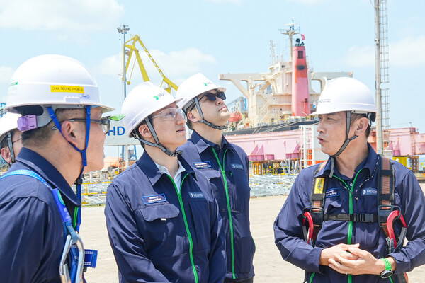 ▲ 정기선 HD현대 회장이 25일 베트남 중남부에 위치한 HD현대에코비나를 찾아 현장 설비와 안전 시설물을 점검하고 있다.