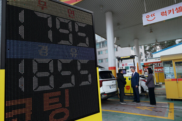 ▲정부가 유류세 인하 폭을 휘발유는 현재 7%에서 15%로, 경유는 10%에서 25%로 확대한다.