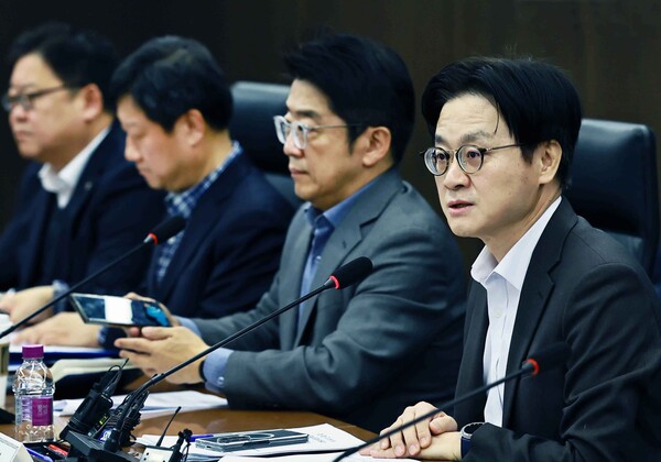 ▲ 김정관 산업부 장관이 6개 경제단체와의 긴급 간담회를 갖고 산업 공급망 위기에 공동 대응해줄 것을 당부했다. 사진은 지난 9일 열린 중동상황 대응본부 회의  모습. 