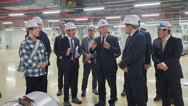 ▲가스안전공사는 27일 충북 청주에 위치한 SK하이닉스 사업장을 방문해 반도체 생산라인과 증설 현장에 대한 특별 안전점검을 실시했다.