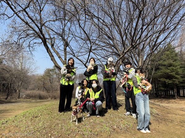 ▲ S-OIL의 임직원들이 유기견 봉사활동에 참여한 후 기념 촬영을 하고 있다.