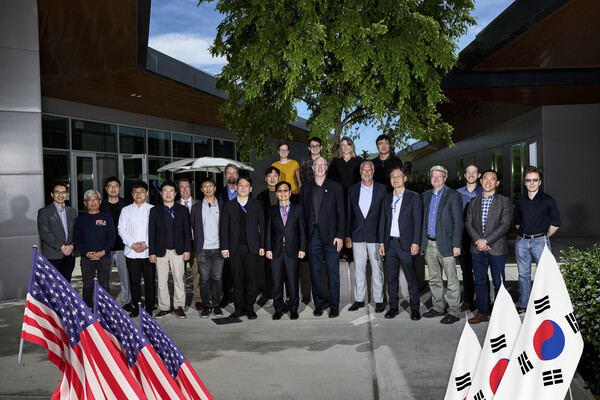 ▲ 이창근 에너지기술연구원 원장(좌 11번째)이 글렌폭스 LLNL 본부장과 워크숍을 가진 후 참석자들과 단체 기념 촬영을 하고 있다.