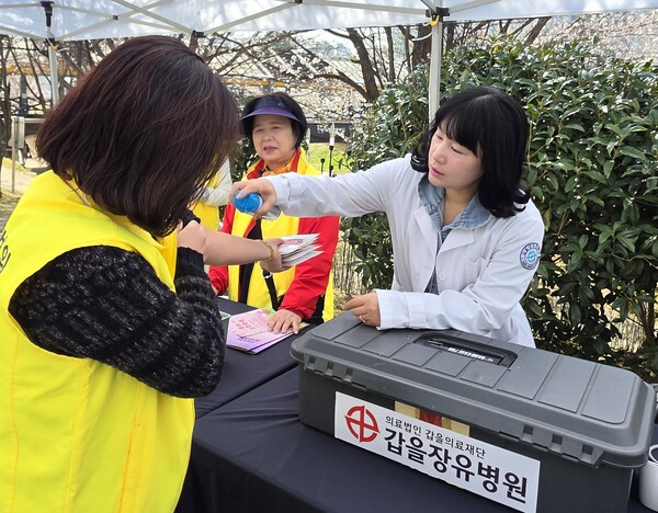 ▲ 지난 28일부터 29일까지 율하천 만남교 광장 및 율하카페거리 일원에서 진행했던 ‘제7회 율하벚꽃축제’에서 갑을장유병원 의료진이 현장에서 의료지원 활동을 펼쳤다.