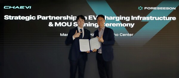 ▲ 최영훈 채비 대표(왼쪽)와 문성업 포시즌 대표가 기념촬영을 하고 있다.