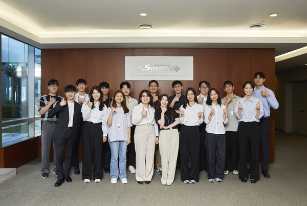 ▲LS일렉트릭은 매년 사무직의 약 10% 이상을 신규 채용하는 것을 목표로 인재 확보에 나섰다. 사진은 LS일렉트릭의 글로벌 인턴사원들.
