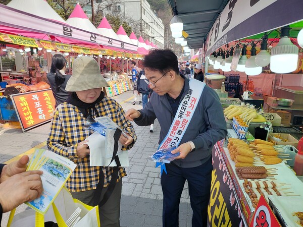 ▲ 경남에너지 관계자가 방문객을 대상으로 가스안전 사용요령과 CO 중독 예방수칙을 안내하고 있다.