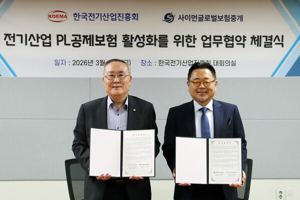 ▲김성칠 진흥회 부회장(왼쪽)과 오세문 SGIS 대표가 MOU 직후 기념촬영을 하고 있다.