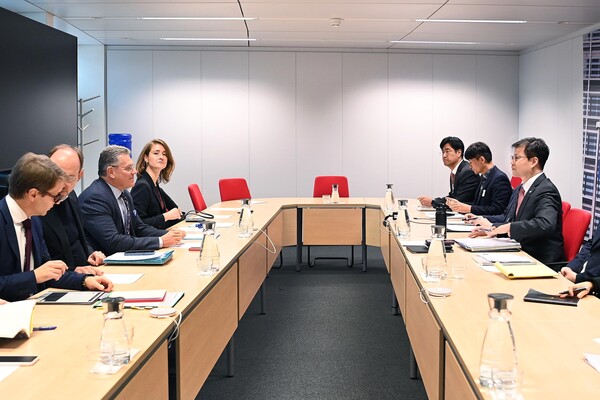 ▲ 한국과 EU가 차관급 협의체를 출범하고 핵심광물과 긍급망 등 실질적 협력 방안을 모색했다. 사진은 지난해 12월 여한구 산업통상부 통상교섭본부장이 유럽연합(EU) 집행위원회 통상·경제안보 집행위원과 면담하는 모습.