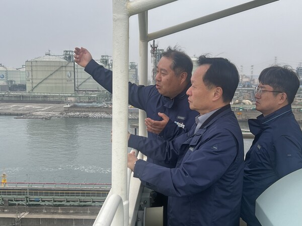 ▲이정복 서부발전 사장(가운데)이 액화천연가스선에 올라 수송 현황을 점검하는 모습.