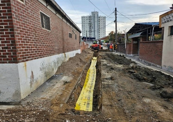 ▲ 경기도가 올해 광주시 은골마을 일원 등 306곳 5만8000세대에 211km, 내년에는 남양주시 진접2지구 등 176곳 7만1000세대에 203km 등 총 414km의 도시가스 배관을 설치할 계획이다.