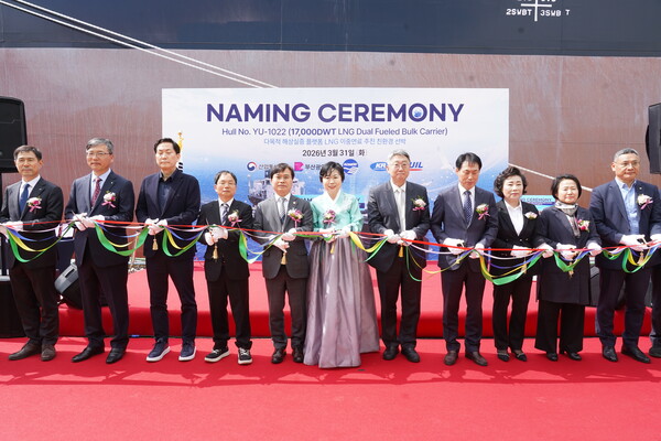 ▲ 배정철 KOMERI 원장(좌 5번째)이 정동현 부산시 팀장(좌 4번째), KOMERI 대모 정순연 여사, 김의중산업통상부 제조산업정책관, 김기홍 전남도청 전략산업국장, 건조사인 유일 유인숙 대표 등과 기념 촬영을 하고 있다.