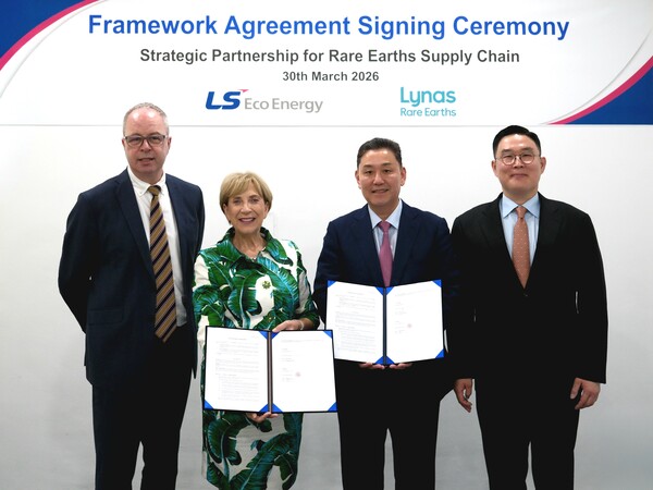 ▲LS에코에너지 및 라이너스 주요 관계자들이 희토류 공급망 구축 관련 협약식에서 기념 촬영을 하고 있다.