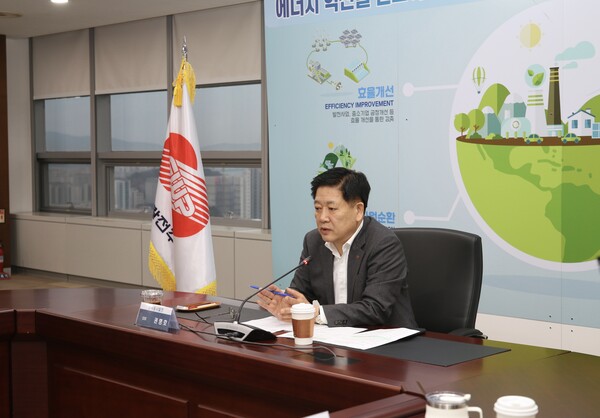 ▲서부발전 전사 에너지절약 추진위원장인 권명호 사장이 위원들에게 '위기대응 체계 강화'를 당부하고 있다.