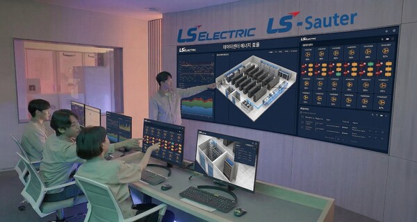 ▲AI 기반 데이터센터 공조관리 솔루션 상황실에서 근무자들이 모니터링하고 있다.