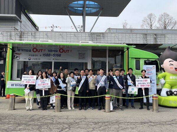 ▲ 최춘식 석유관리원 이사장(가운데)이 1일 서울 만남의광장 휴게소에서 지자체 및 시민단체 관계자들과 ‘석유 최고가격제’ 안착 대국민 현장 캠페인 후 기념 촬영을 하고 있다.