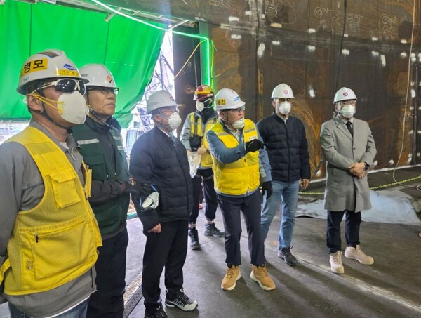 ▲ 박희준 가스안전공사 기술이사가 남부발전 삼척빛드림본부에 설치 중인 밀폐형 완전방호식 이중탱크 구조의 암모니아 혼소 발전시설 현장을 점검하는 모습.