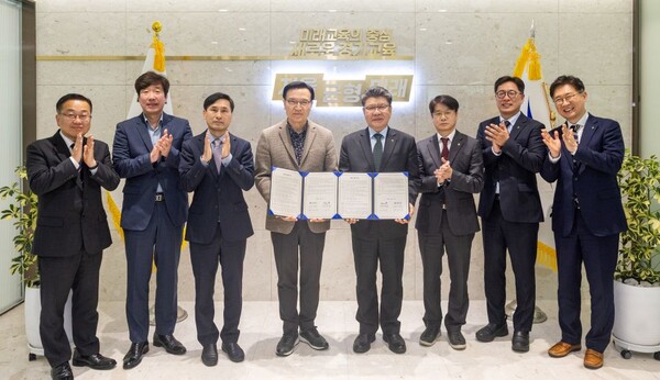 ▲ 김현중 안전보건공단 이사장(우 4번째)이 학생 및 교직원의 안전의식을 고취하기 위해 임태희 경기도교육청 교육감(좌 4번째)과 업무협약을 맺은 후 양 기관 참석자들과 기념 촬영을 하고 있다.