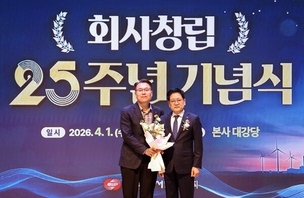 ▲기념촬영을 하고 있는 이갑희 동서발전 노조위원장과 권명호 사장.