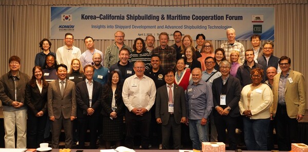 ▲ 배정철 한국조선해양기자재연구원 원장(앞줄 가운데)이 캘리포니아 주정부, 산업계 대표단과 기념 촬영을 하고 있다.