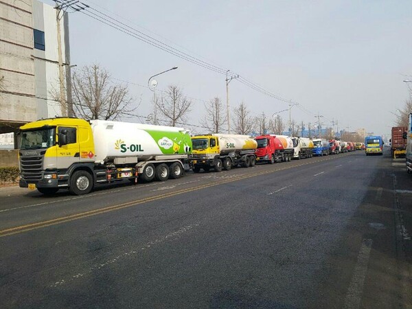 ▲ 휘발유와 경유 등 석유제품을 공급받기 위해 줄을 지어 서 있는 유조차량의 모습.