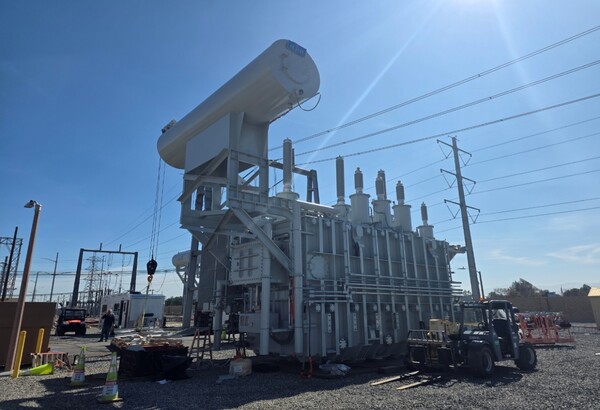 ▲ 현장에 설치중인 일진전기의 245kV급 초고압 변압기.