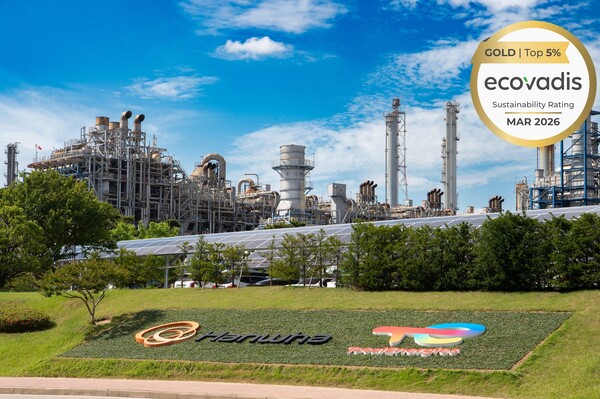 ▲ 한화토탈에너지스 로고와 골드 등급 메달.