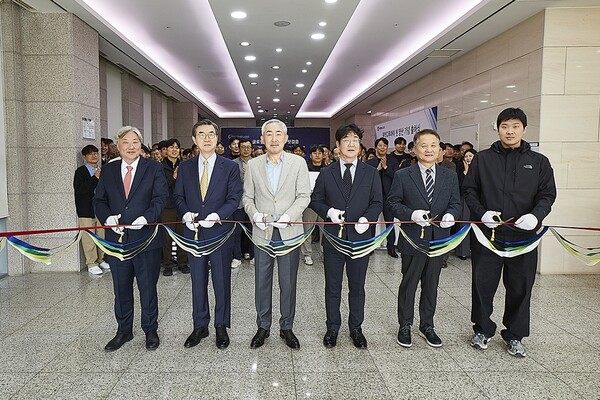 ▲ 송윤석 TLi 대표, 조남성 원익 부회장, 이용한 원익 회장, 김도윤 원익D2i 대표, 황명춘 제품기술본부장, 유도현 근로자대표(좌부터)가 원익D2i 고사양 OLED DDI 첫 양산·출하식에서 기념촬영을 하고 있다.