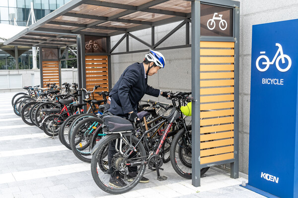 ▲남동발전 직원이 출근 후 자전거를 주차하는 모습.