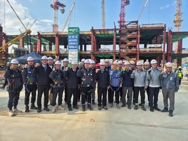 ▲ 김현중 안전보건공단 이사장이 6일 평택 삼성전자 건설현장에서 사고예방 행보에 나서 참석자들과 기념 촬영을 하고 있다.