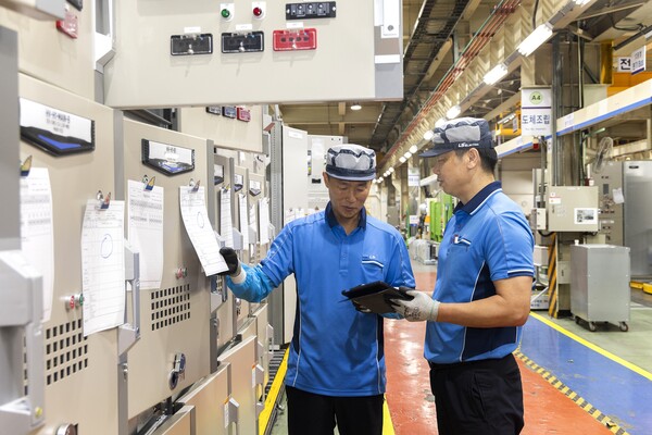 ▲LS일렉트릭 청주 배전반 라인을 점검하는 직원들.