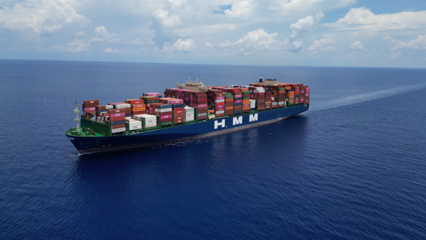 ▲ HD현대 아비커스의 대형선박용 자율운항 솔루션 하이나스 컨트롤(HiNAS Control)이 적용된 컨테이너 운반선.