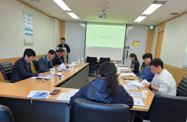 ▲ 전병일 가스안전공사 서울서부지사장이 참석자들과 함께 2026년 LPG용기 사용가구 시설개선사업 평가위 회의를 갖고 있다.