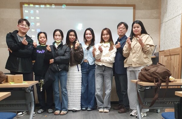 ▲ 가스안전공사 경북북부지사는 청송군 가족센터에서 결혼 이민자 및 국내 근무 외국인 노동자들을 대상으로 가스안전교육을 실시한 후 기념 촬영을 갖고 있다.