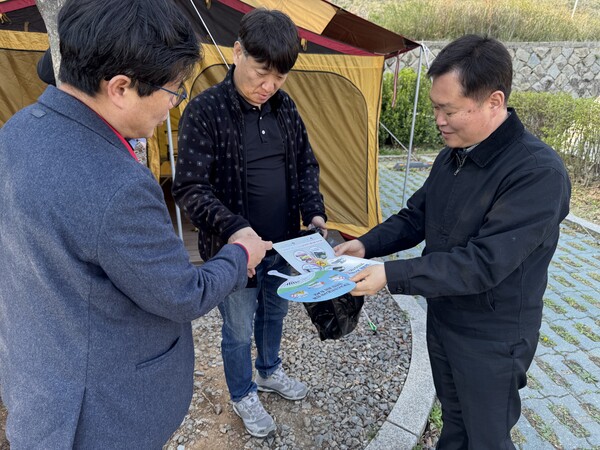 ▲ 한국가스안전공사 서울남부지사는 7일 천왕산 캠핑장에서 행락철 이동식 부탄연소기 안전 사용 홍보 캠페인을 펼쳤다.