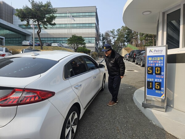 ▲공공기관이 자가용 2부제 시행을 결정한 가운데 에너지시민연대가 대중교통 무료화 정책을 요구해 주목받고 있다.