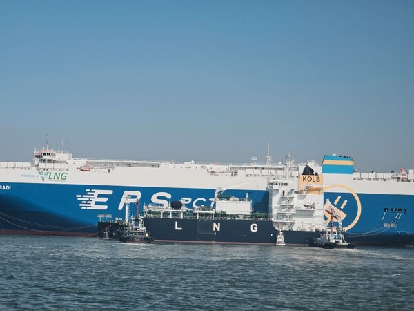 ▲ LNG선박에 급유를 하고 있는 모습.