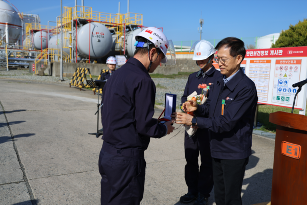 ▲ 한상훈 E1 기술안전부문 대표이사가 여수기지 안전실천 우수직원에게 표창을 수여하고 있다.