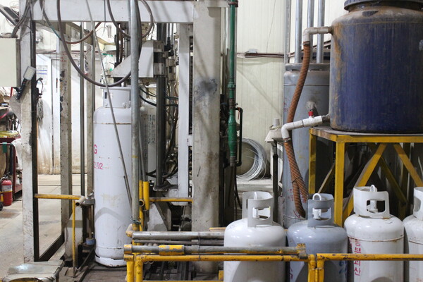 ▲ LPG용기 재검사기관에서 가스용기를 검사하고 있는 모습.