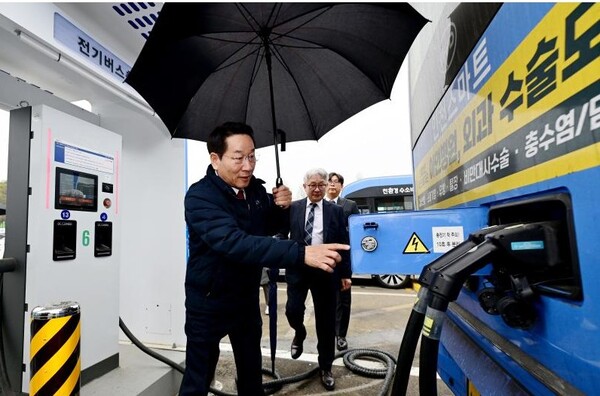 ▲ 유정복 인천시장이 남동구 서창버스공영차고지를 방문해 전기버스 충전시설을 살펴보는 모습.