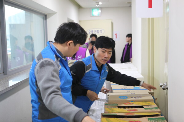 ▲ 한마음봉사단이 ‘제46회 당진시 장애인의 날 기념행사’에서 봉사활동을 실시하고 있다.