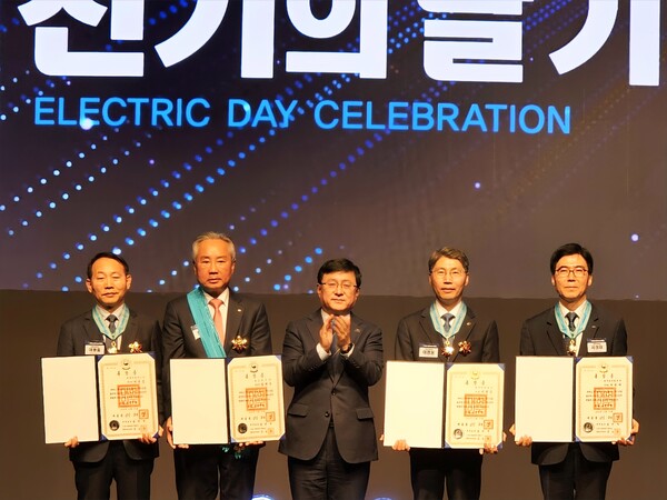▲이광흠 유원이앤에프 대표(왼쪽부터), 장현우 남도전기 대표, 김성환 장관, 이경윤 한전 처장, 서성재 남부발전 부사장이 기념촬영을 하고 있다.