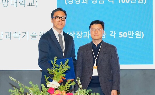 ▲ 오상준 한화토탈에너지스 연구소장(좌)이 대전컨벤션터에서 열린 2026년도 한국고분자학회 춘계총회 및 학술대회에서 한화고분자학술상 수상자로 선정된 박철민 연세대 교수(우)와 기념 촬영을 하고 있다.