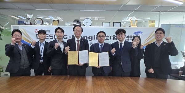 ▲ 이원호 대성산업(주) 기계사업부 대표(좌 4번째)가 글로벌 유압기기 제조기업 헝리와 전략적 협약을 체결한 후 참석자들과 기념 촬영을 하고 있다.