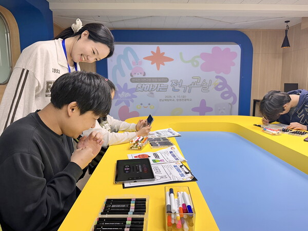 ▲ ‘찾아가는 전기교실’을 통해 장애학생에게 'AI 드로우 코딩' 콘텐츠를 제공하는 모습.