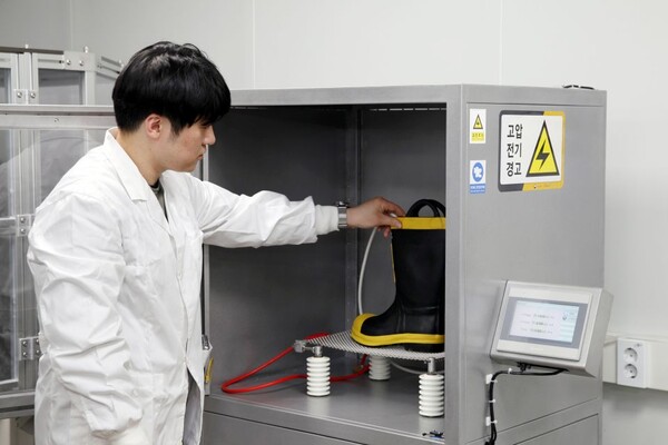 ▲ FITI시험연구원 연구원이 방화신발의 내전압성 시험을 진행하고 있다.