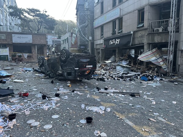 ▲ 충북 청주 소재 상가건물에 설치된 소형LPG저장탱크에서 가스누출 폭발로 RV차량이 뒤집히고 각종 파편과 잔해물이 널브러져 있는 모습.