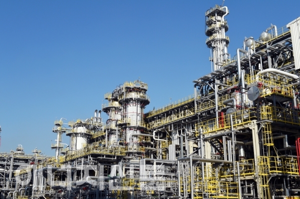 ▲ 정부가 석유화학 산업 구조개편을 본격 지원하기 위한 제도적 기반을 마련했다. 사진은 S-OIL 복합석유화학시설(RUC·ODC).