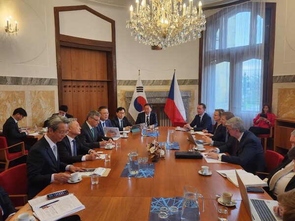 ▲김회천 한수원 사장이 현지시간 14일 카렐 하블리첵 체코 산업통상부 장관 겸 제1부총리와 면담을 가졌다.