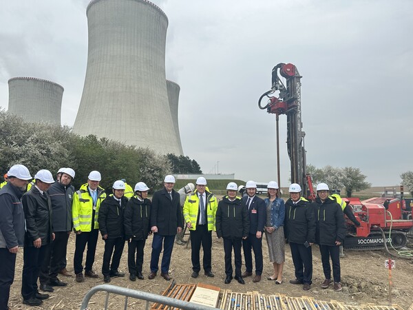 ▲김회천 한수원 사장이 현지시간 14일 두코바니 원전 건설 현장을 점검했다. 